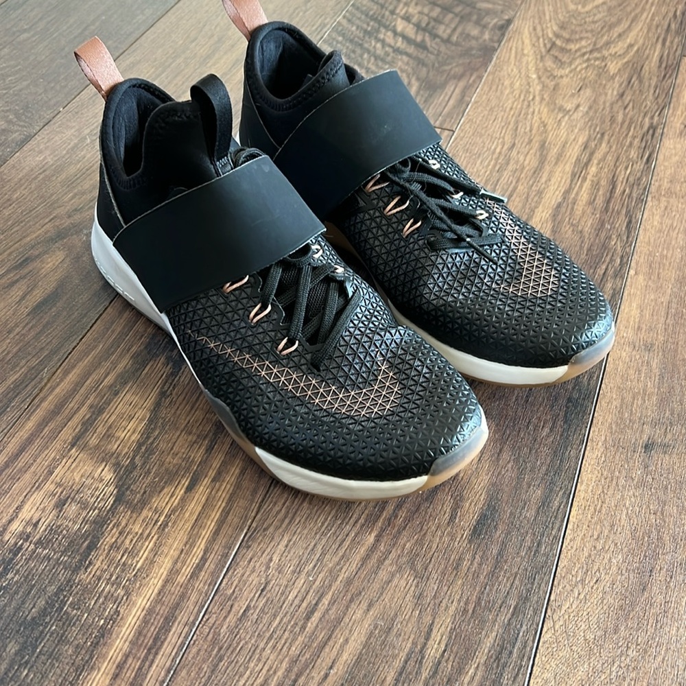 Nike Women's WMNS Air Zoom Strong 843975 (8.5, Black/Metallic Red Bronze)